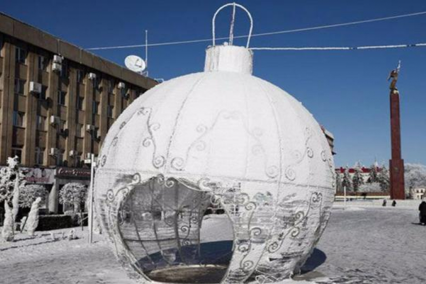 Мороз и солнце превратили арт-объект в неповторимое произведение искусства в Ставрополе