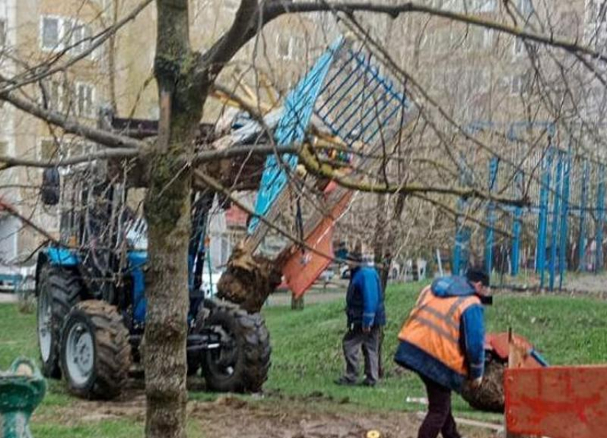 Детскую площадку в Ставрополе сносят после падения пятилетней девочки