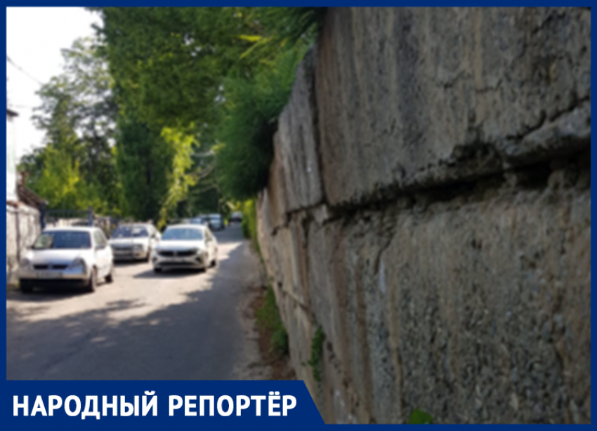 Стена на улице Лермонтова в Ставрополе с каждым днем наклоняется все сильнее