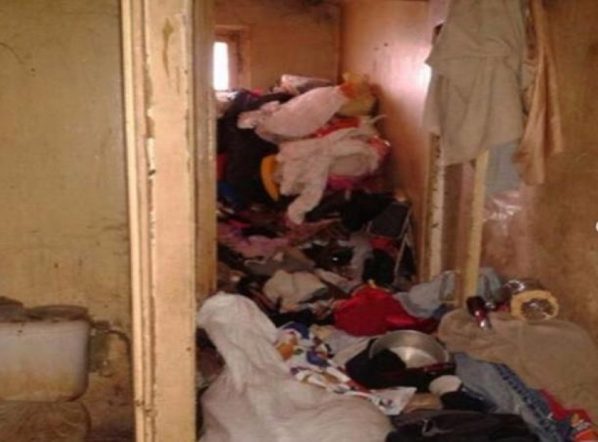 Крысы и тараканы из превратившейся в помойку квартиры бегут к соседям в Пятигорске