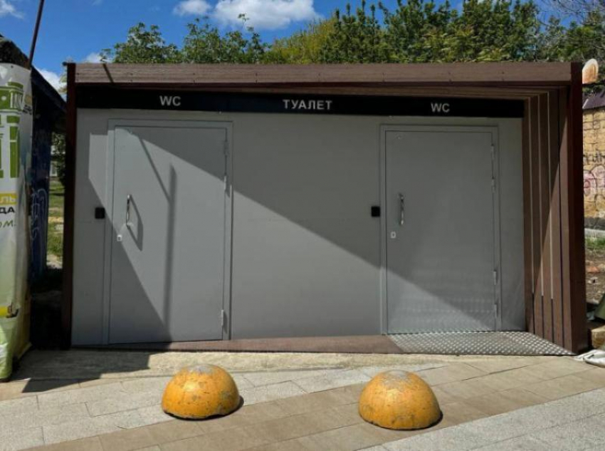 Странности при посещении общественного туалета в Ставрополе заметили гости города 