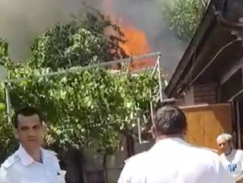 Серьезный пожар разгорелся в частном доме в Пятигорске 