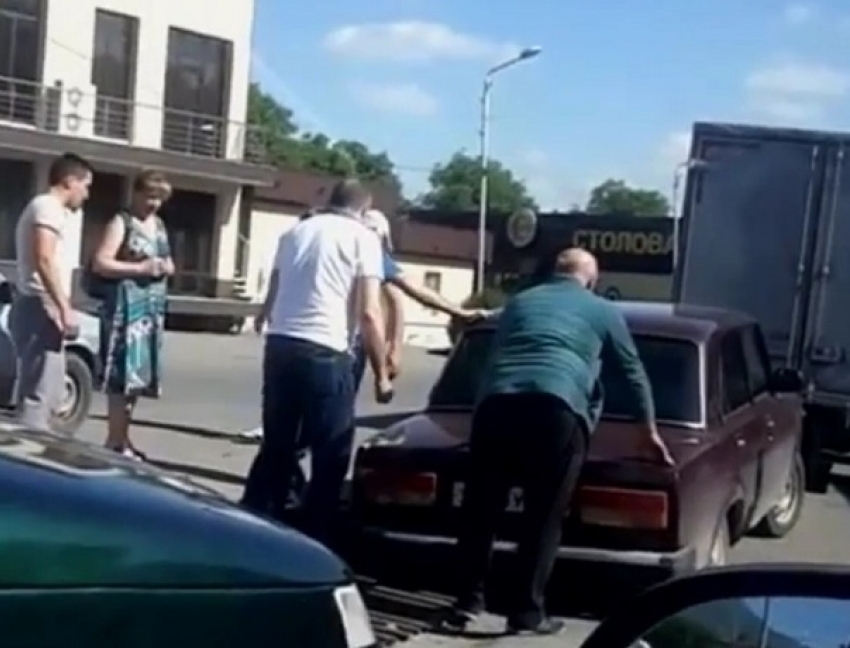 Пожилой автомобилист на ВАЗе застрял в ливневке на дороге Пятигорска