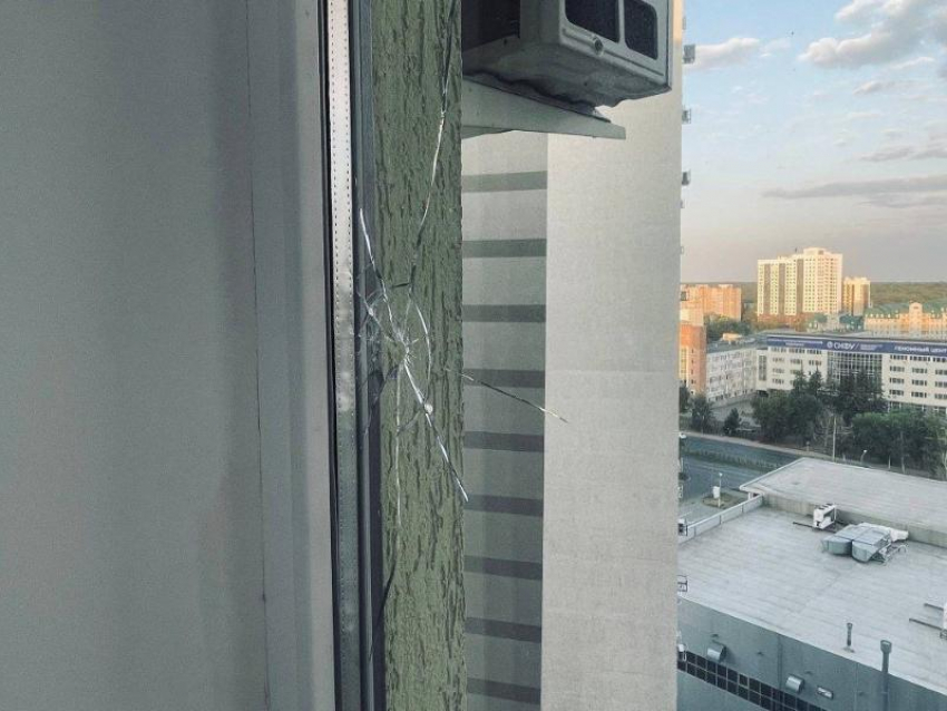 Из-за падения дронов в Ставрополе выбиты окна в квартирах и повреждены автомобили