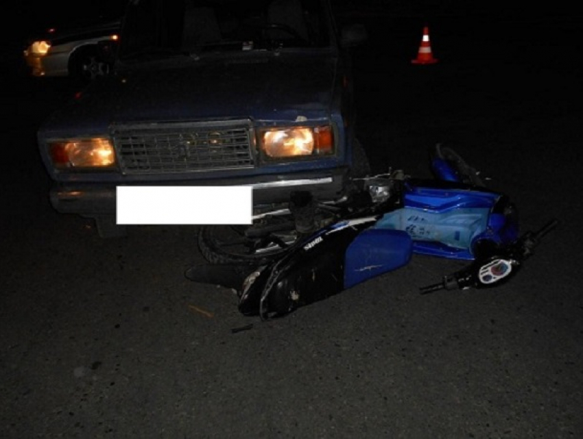 Два 15-летних подростка на скутере попали под машину на Ставрополье