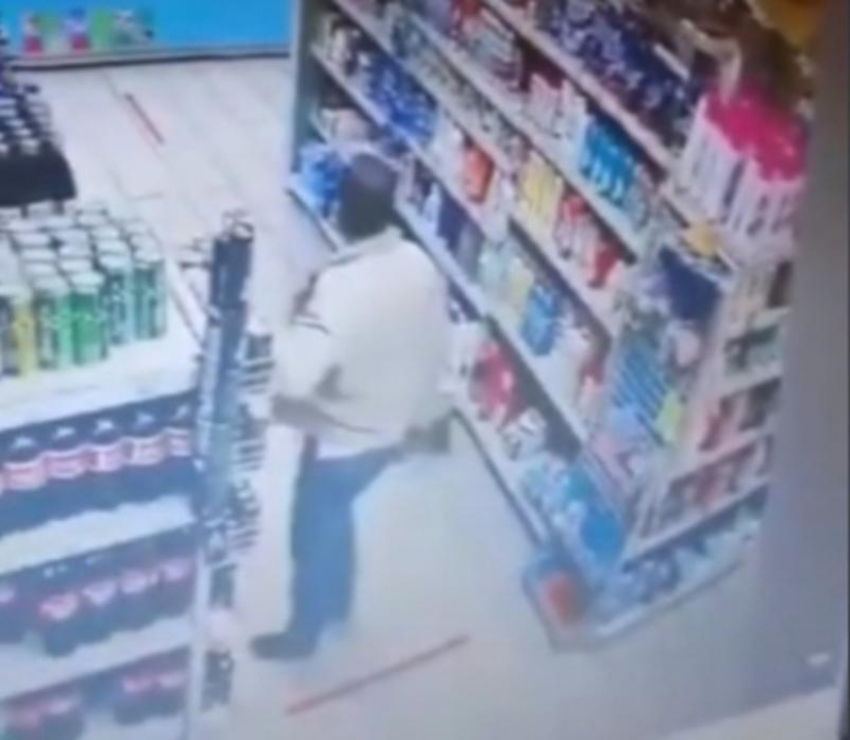 В Михайловске покупатель взорвал в супермаркете прилавок с минералкой