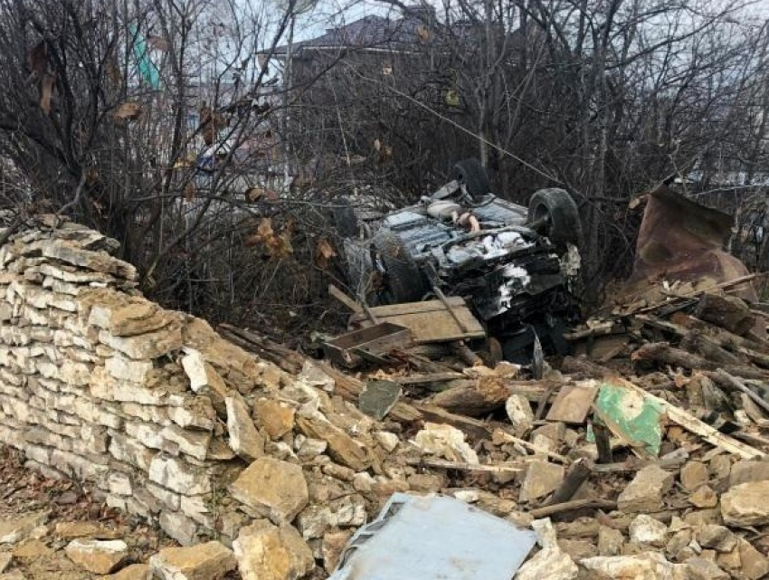 Автомобиль врезался в каменный забор и перевернулся в Кисловодске, - водитель погиб