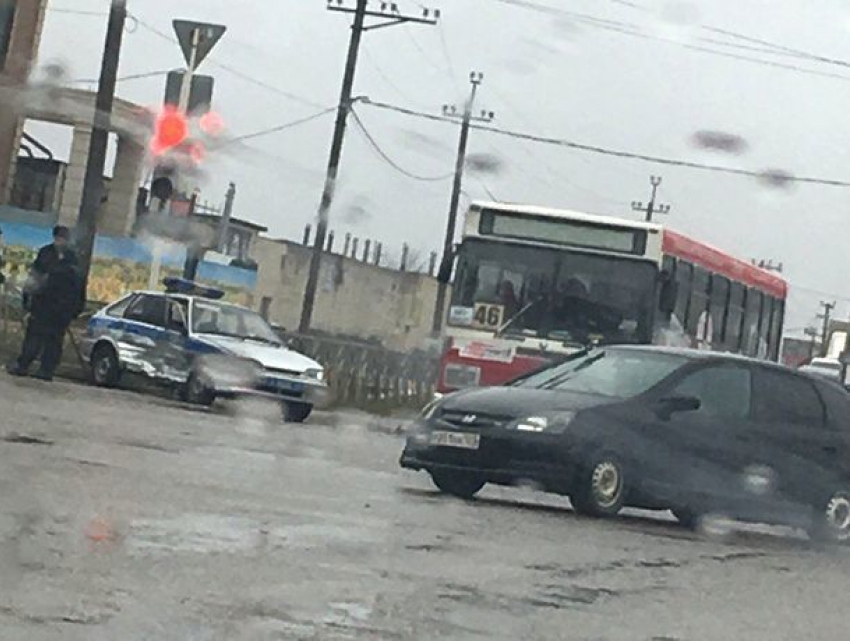 "Нексия» врезалась в машину Росгвардии на перекрестке в Ставрополе