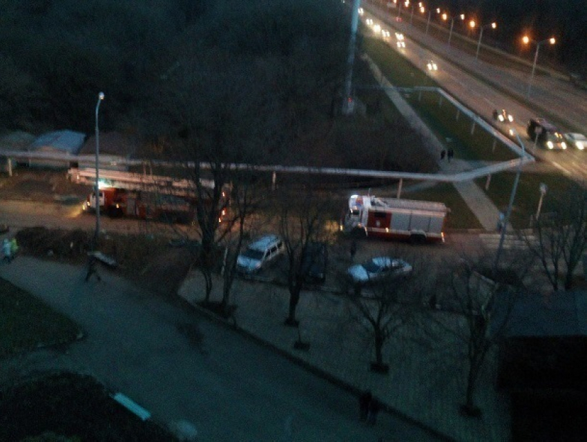 Четыре пожарные машины прибыли на вызов к многоэтажке в Ставрополе