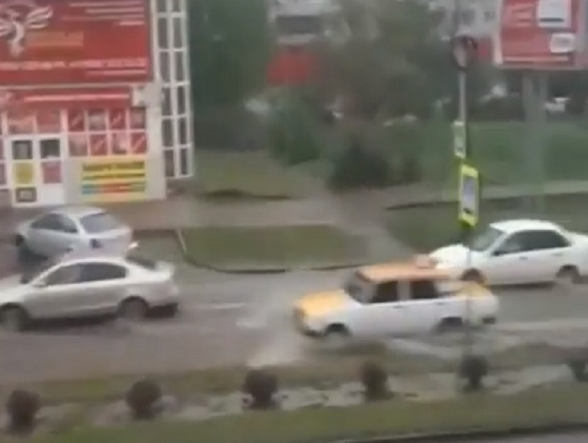 «Бедные, они еле едут»: затопленные после дождя дороги попали на видео в Минводах 