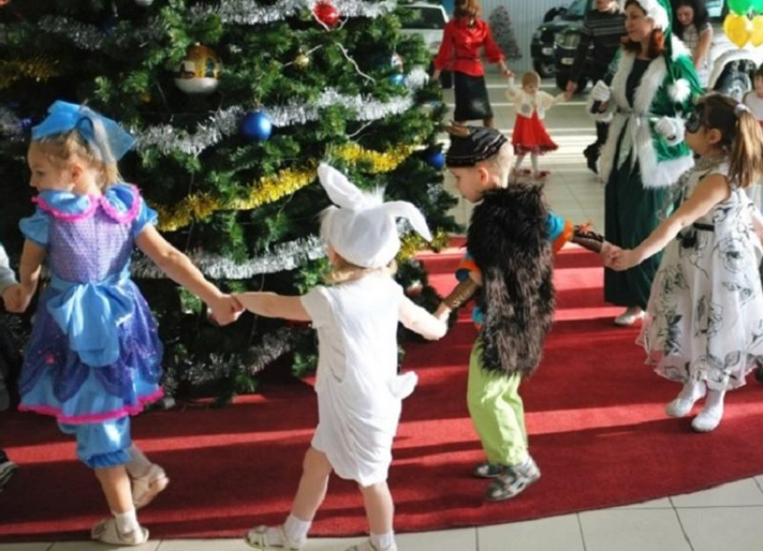 Новогодний утренник в детском саду. Детский утренник. Новогодний утренник в детском саду мальчики. Утренники в детском саду на новый год на сцене. Маски на новогодний утренник.