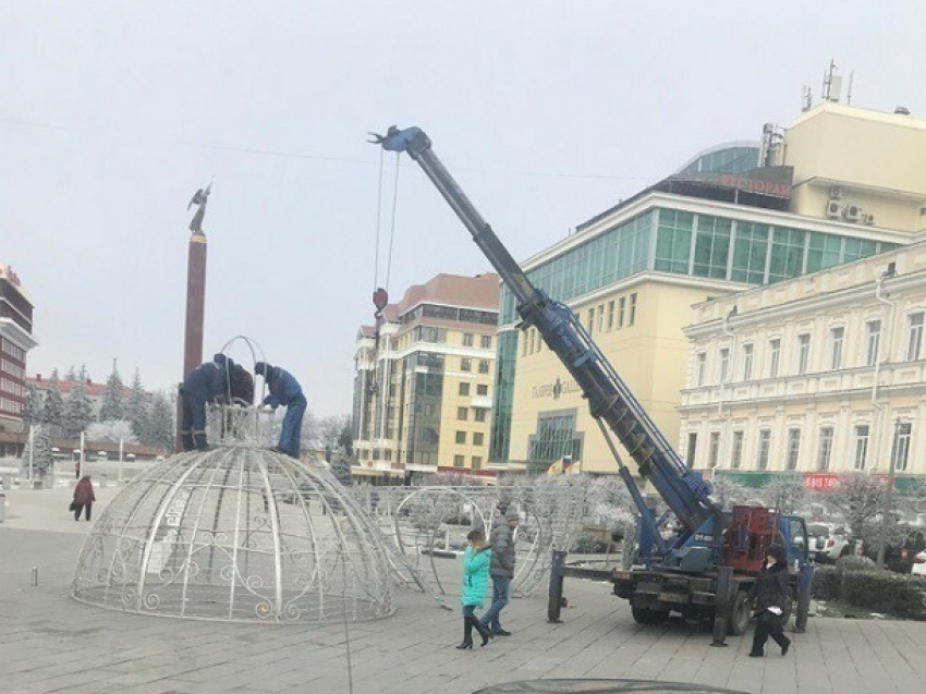 Полюбившийся горожанам «новогодний шар» снова устанавливают в Ставрополе