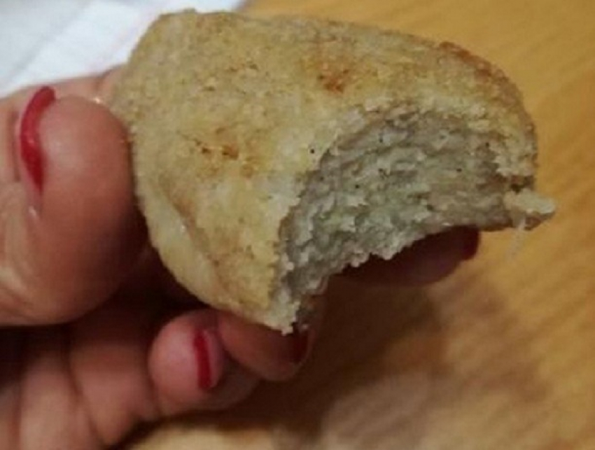 В купленной дочкой в школе котлете не было мяса, один хлеб, - жительница Пятигорска 