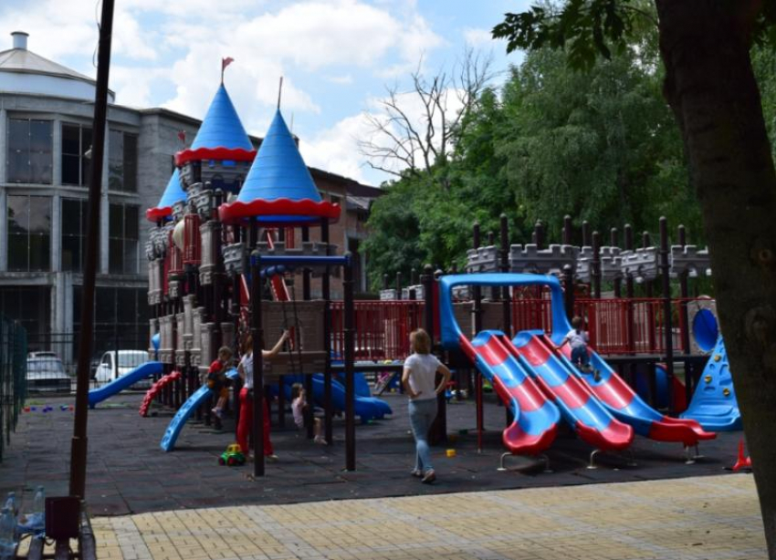 Гору нарушений обнаружила прокуратура у детских площадок в Пятигорске