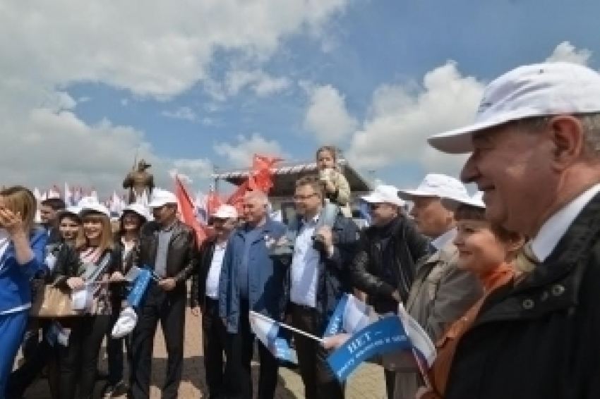 Митинг в честь трудового праздника прошел на Крепостной горе