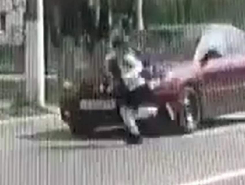 Страшный момент наезда «легковушки» на школьницу попал на видео на Ставрополье 