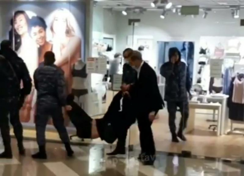 В Ставрополе росгвардейцы задержали дебошира, напавшего на посетительницу торгового центра
