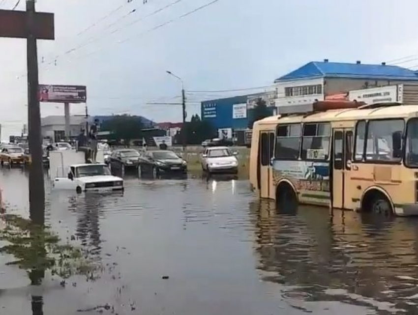 Проспект Кулакова превратился в реку после дождя в Ставрополе