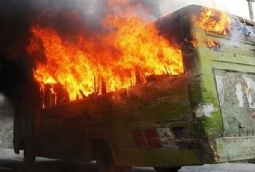 Загоревшийся под Невинномысском автобус вез детей в театр 
