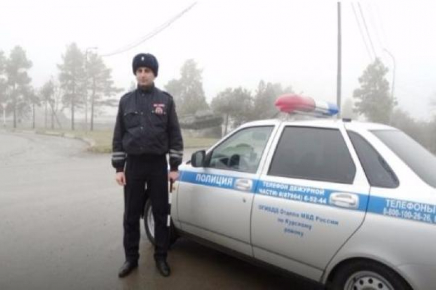 Замерзающего на дороге водителя выручил сотрудник полиции