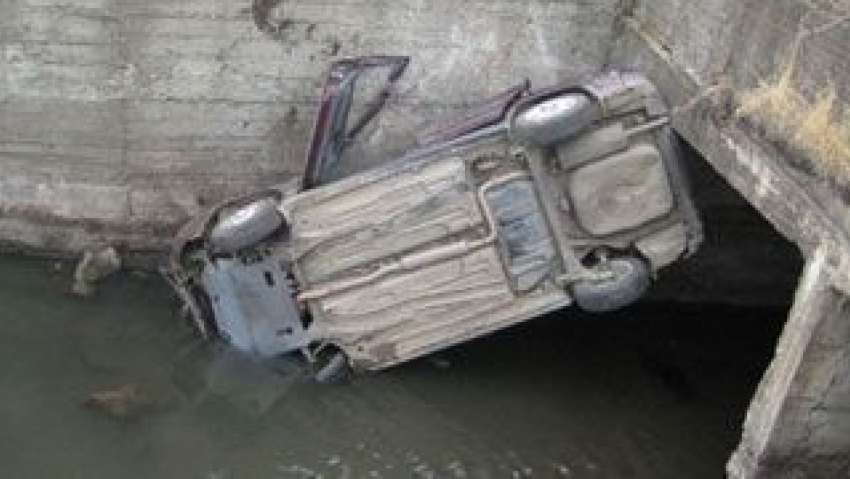 Два человека погибли при падении автомобиля в оросительный канал