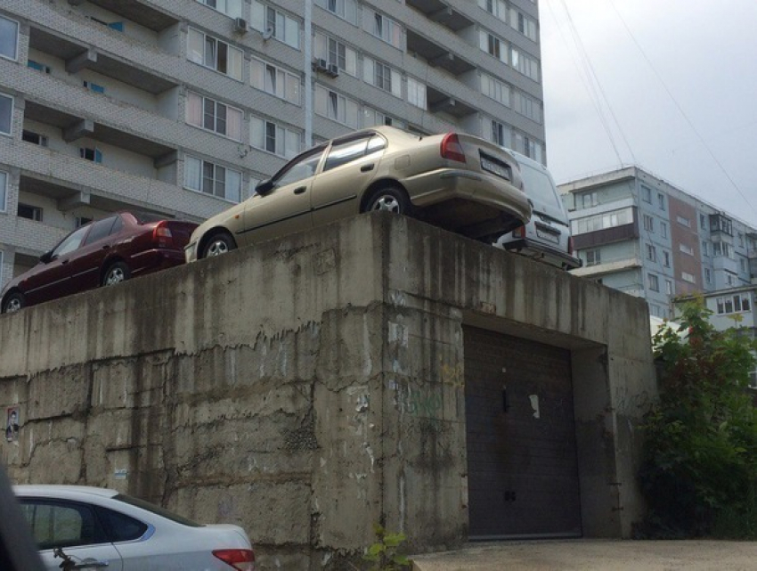 Опасный способ парковки практикуют водители одного из дворов Ставрополя