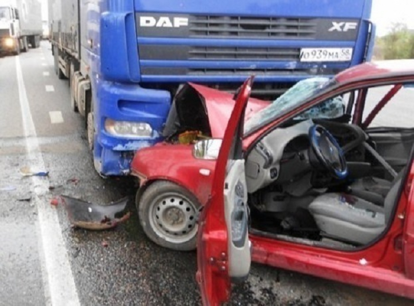 Водитель фуры спас жизнь водителю «завилявшей» на ночной дороге «Лады-Калины» на Ставрополье