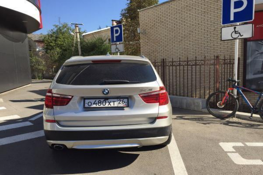Паркуюсь как хочу: «инвалид» на BMW Х3 занял место у фитнес-центра