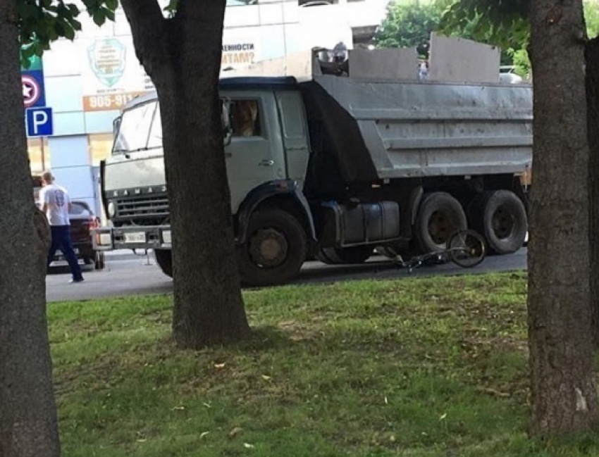 Сбивший велосипедиста водитель КамАЗа ездил с просроченными правами в Ставрополе