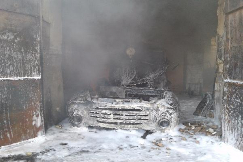 На Ставрополье загорелся бокс с тремя бензовозами