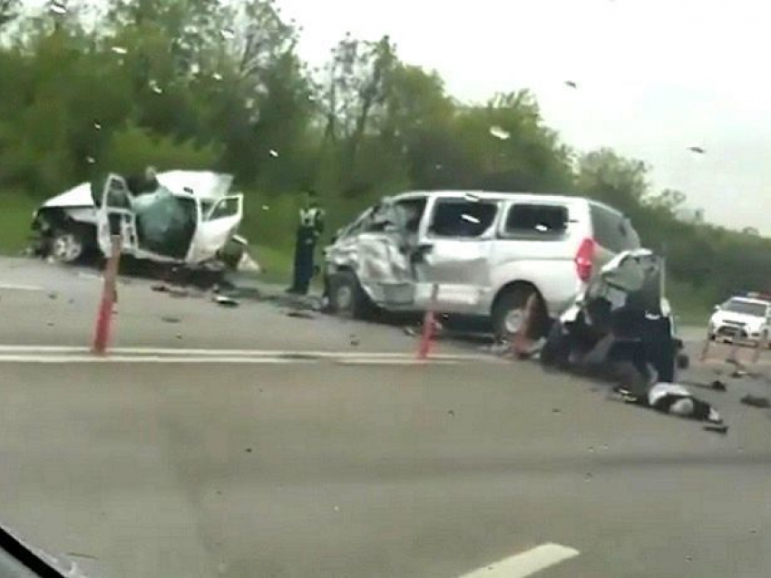 Страшное тройное ДТП с погибшими и разорванной на части «Приорой» в Ставропольском крае попало на видео
