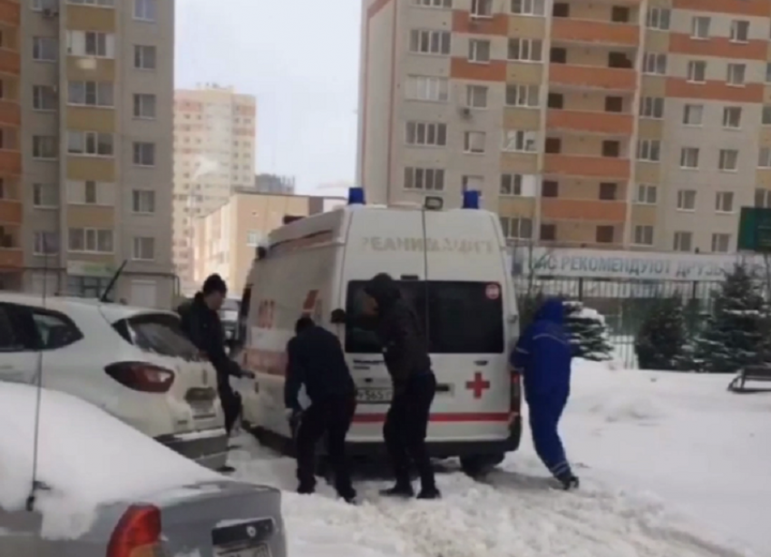 Очередная машина скорой помощи застряла в Ставрополе из-за нечищенного снега