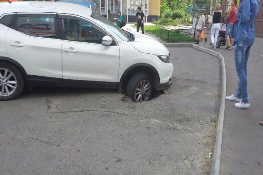 Внедорожник провалился в огромную яму в Ставрополе