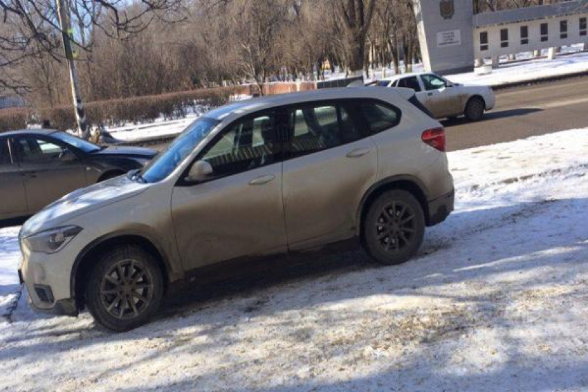 Паркуюсь как хочу: водитель «BMW» оставил своего железного коня на тротуаре в Невинномысске