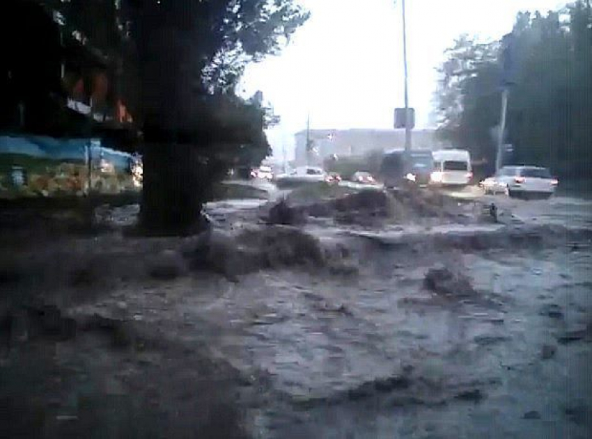 Апокалиптический потоп после ливня и града в Ставрополе шокировал горожан и попал на видео
