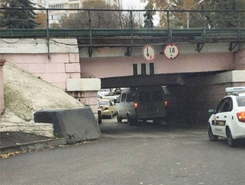 Мужчина попал в нелепое ДТП во время съемки застрявшей под мостом «Газели» на Ставрополье