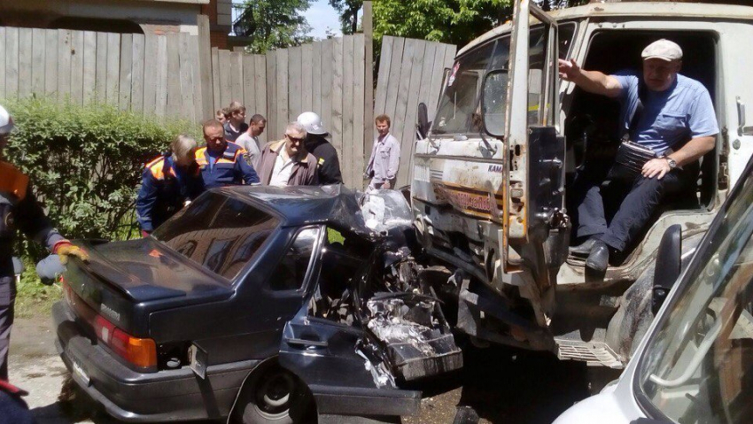 Легковушка влетела под КамАЗ в Кисловодске: погиб водитель