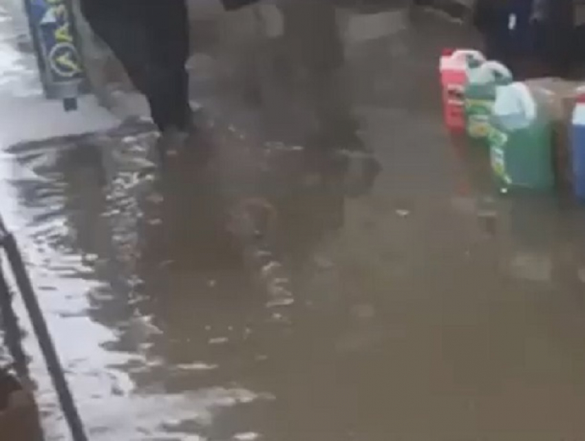 Один из центральных рынков Пятигорска затопило после небольшого дождя