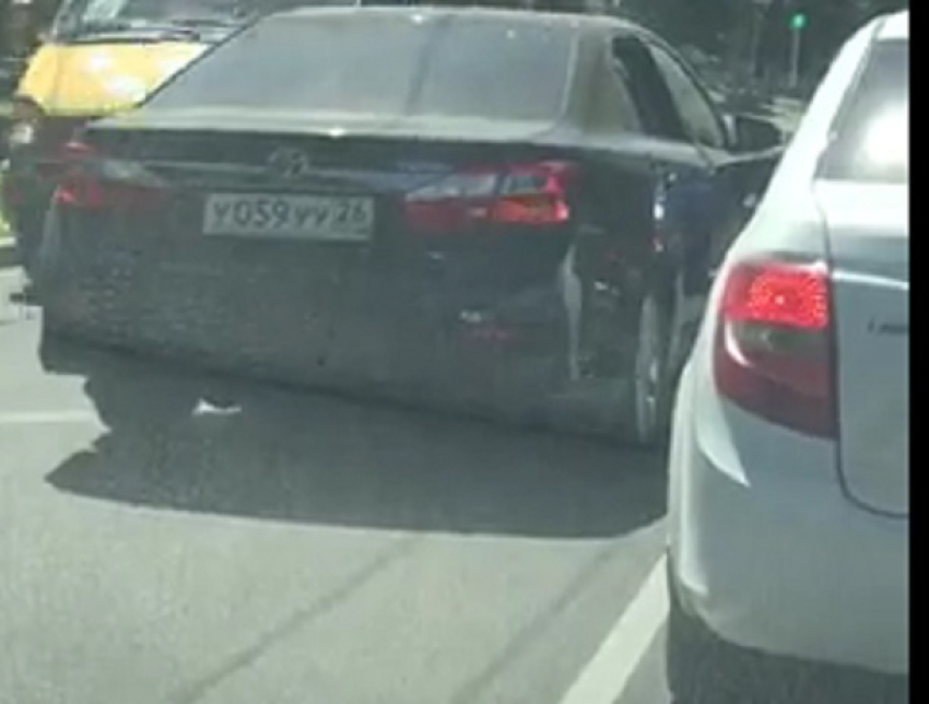 «Закон не писан»: наглый водитель «Тойоты» ехал по «встречке» через «сплошную» в Ставрополе 