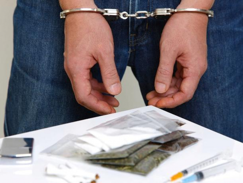 Сотрудника полиции из Невинномысска заподозрили в распространении наркотиков 