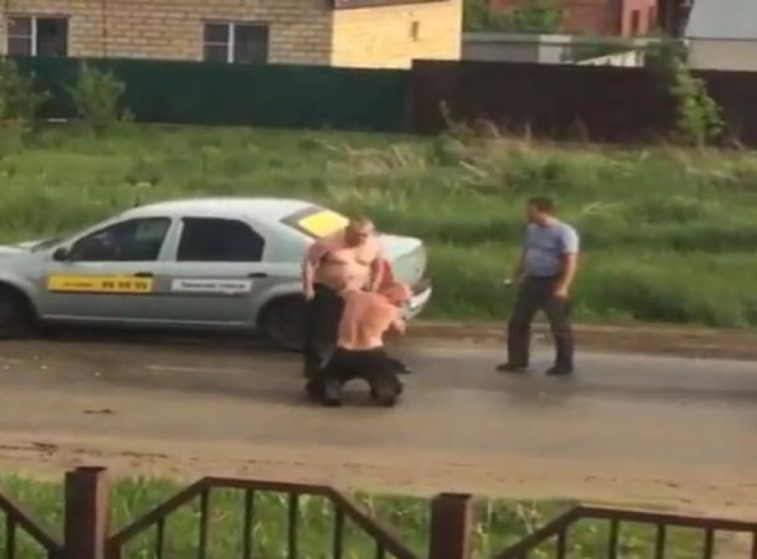 Водитель такси избивал ногами пассажира на дороге Ставрополья