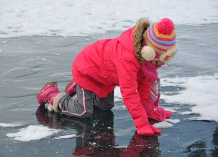 Двое маленьких ставропольчан чудом уцелели, провалившись под лед