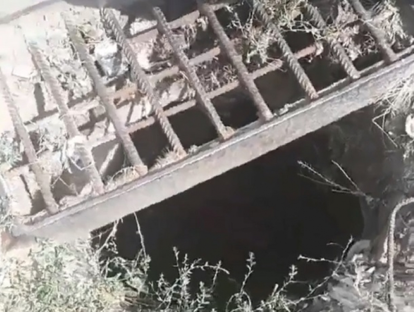 Опасный для детей открытый люк рядом со школой вызвал волнение среди местных жителей 