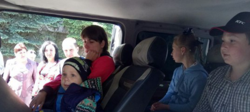 Выживших под обстрелами украинской армии детей из Горловки отправили на лечение в Ставрополь