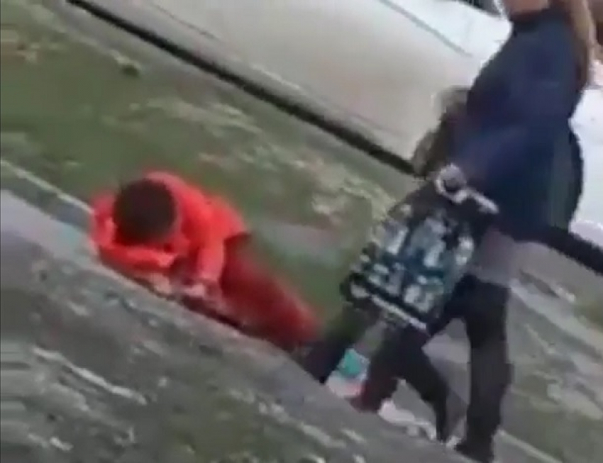 Бесчеловечная реакция снявшей видео с падением женщины ставропольчанки возмутила пользователей сети