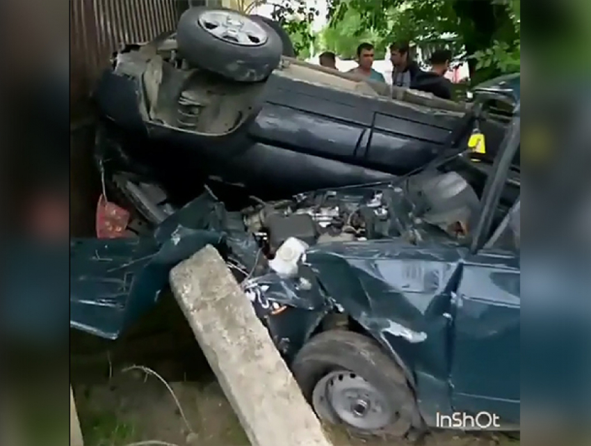 Сильно покореженные в результате ужасной аварии ВАЗ и «Киа-Спортейдж» снесли столб в Ставрополе и попали на видео