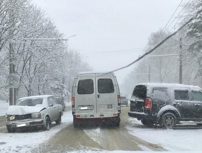 Из-за жуткого мокрого снегопада в ДТП попали много машин на Ставрополье 