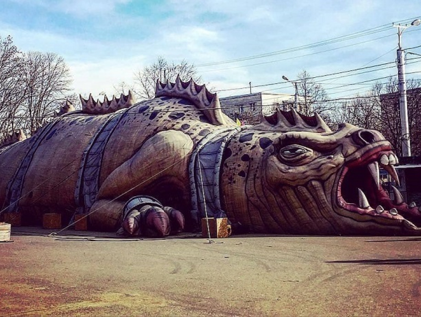 На входе в парк «Победа» появился огромный дракон в Ставрополе