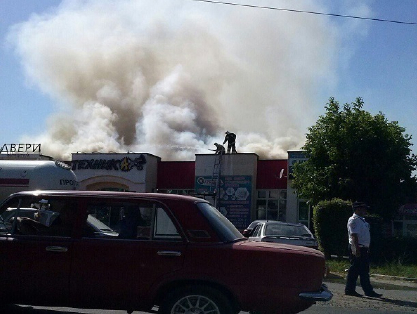 Сильный пожар на кровле магазина грозит взрывом соседней «заправки» на Ставрополье