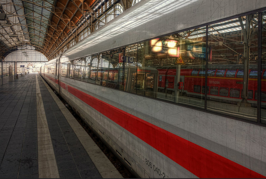 В Невинномысске с поезда сняли дебошира